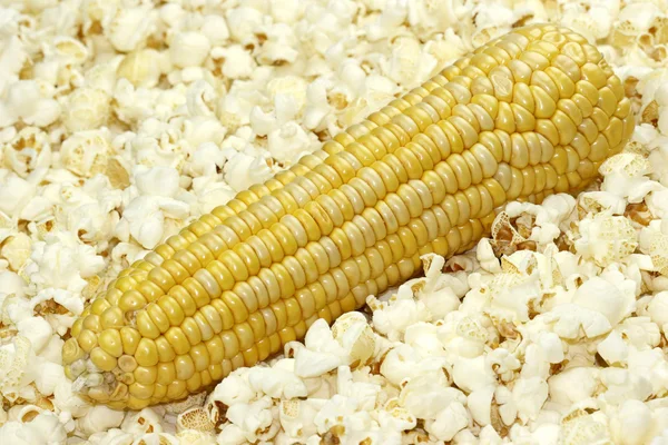 Popcorn och majs. — Stockfoto