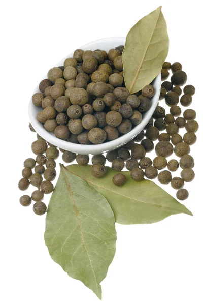 Allspice and bay leaves. — Stock Photo, Image