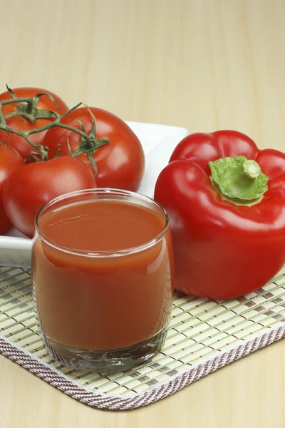 Meyve suyu, domates ve kırmızı biber. — Stok fotoğraf