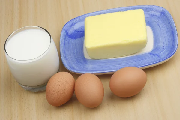Yumurta, süt ve tereyağı. — Stok fotoğraf