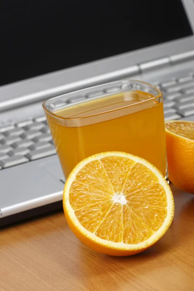 Naranjas, zumo y portátil . —  Fotos de Stock