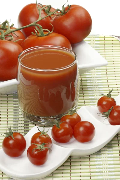 Сок и помидоры . — стоковое фото