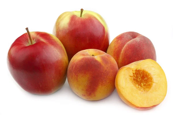 Персик і яблуко — стокове фото
