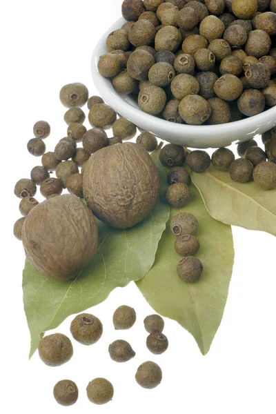 Allspice, nutmeg and bay leaves. — Stock Photo, Image