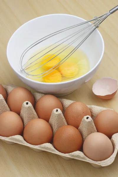 Uova fresche su un tavolo di legno — Foto Stock