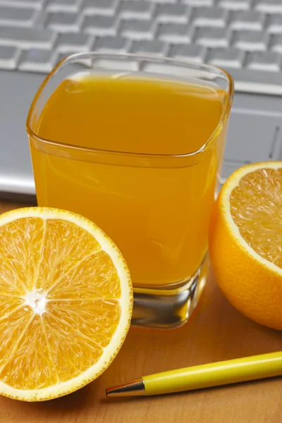 橘子、 果汁和便携式计算机. — 图库照片