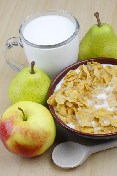Äpple, päron, mjölk och cornflakes — Stockfoto