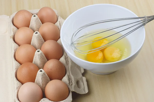 Yumurta ve fırçalamak ahşap tablo — Stok fotoğraf