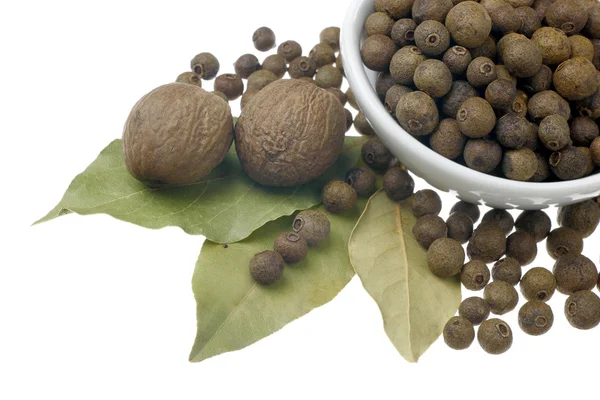 Allspice, nutmeg and bay leaves — Stock Photo, Image