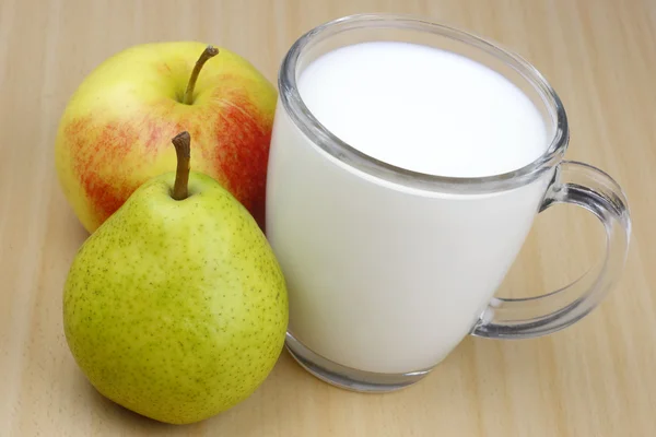 Elma, armut ve süt — Stok fotoğraf