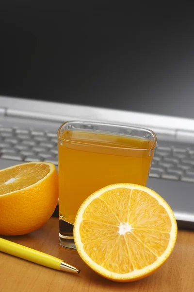 Πορτοκάλια και χυμό φρούτων — Φωτογραφία Αρχείου
