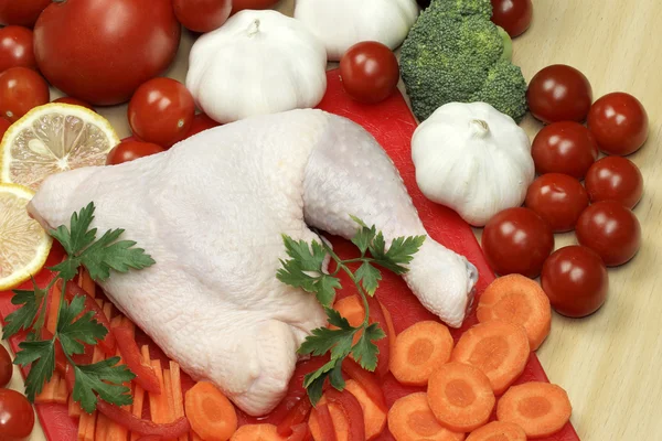 Piernas de pollo y verduras —  Fotos de Stock