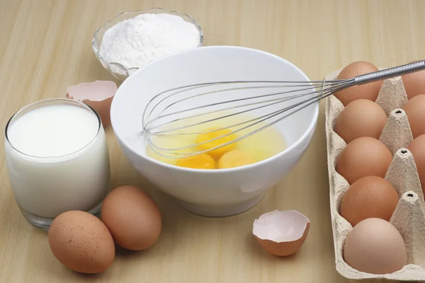 鸡蛋、 面粉和牛奶 — 图库照片