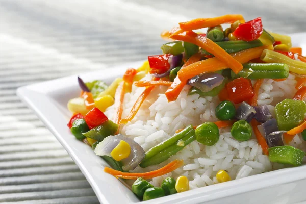 Ryż z warzywami. — Zdjęcie stockowe