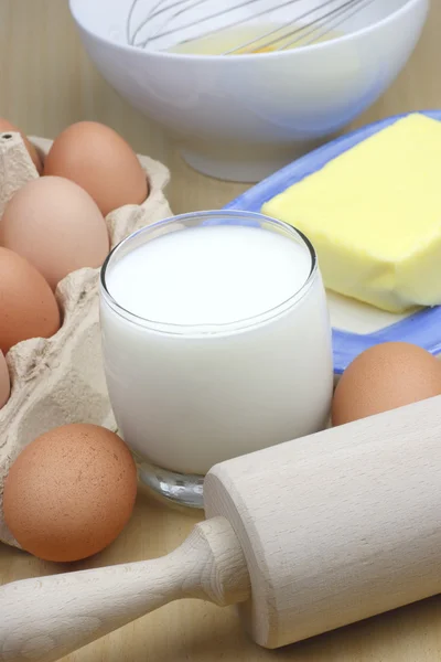 Яйця, молоко і вершкове масло — стокове фото