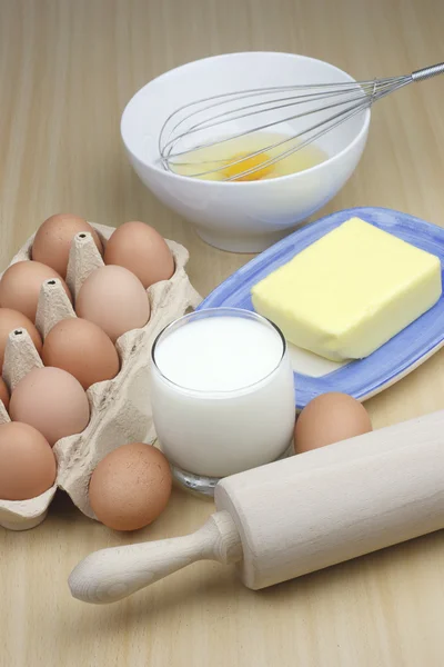 Яйця, молоко і вершкове масло — стокове фото