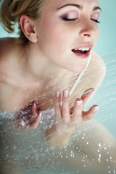 Lady and water flow — Stock Photo, Image