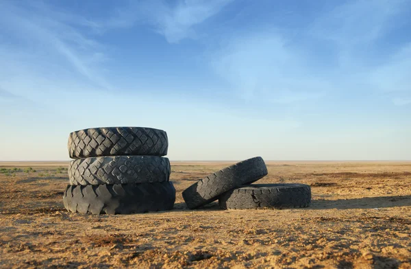 Pět starých pneumatik — Stock fotografie