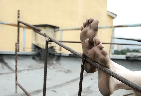 Dirty foots of homeless person — Stock Photo, Image