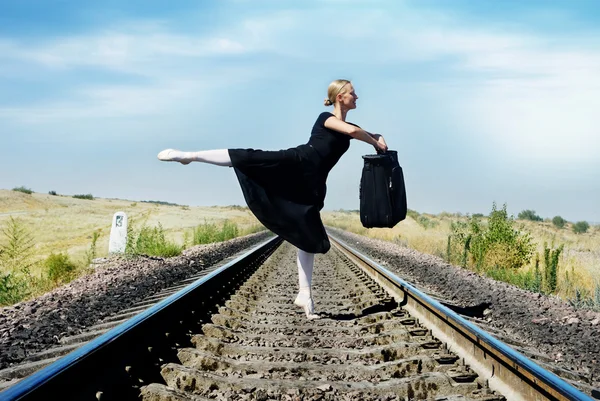 Артистка балета с сумкой — стоковое фото