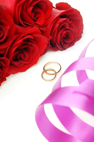 Лента и обручальные кольца с цветами — стоковое фото