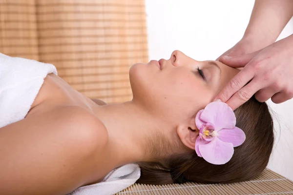 Жінка в масаж — стокове фото