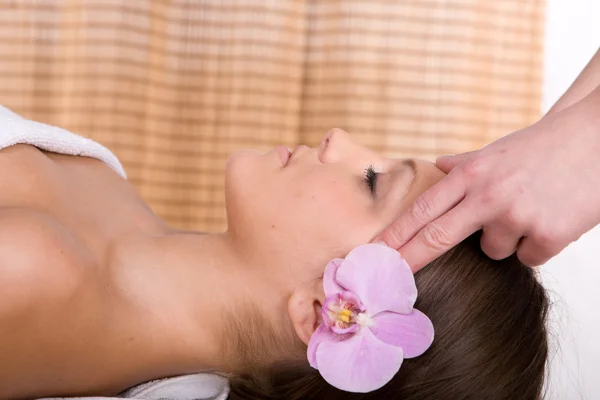 Kobieta w masażu — Zdjęcie stockowe