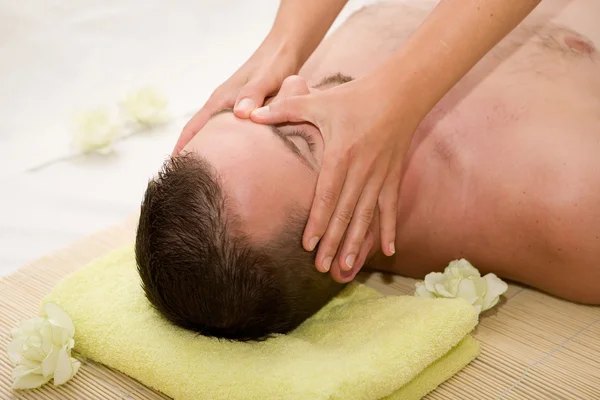 Людина в масаж — стокове фото