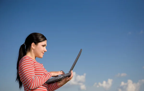 Kvinne med bærbar datamaskin – stockfoto