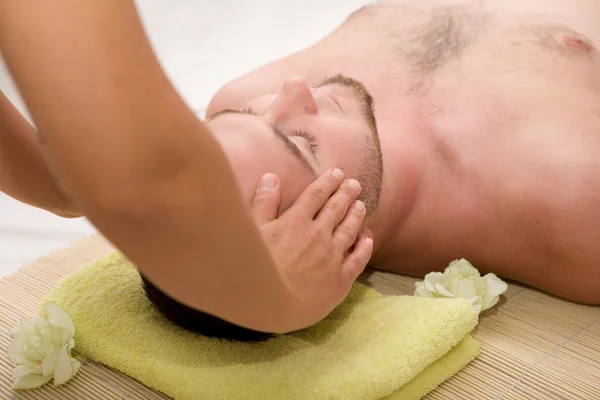 Człowiek w masażu — Zdjęcie stockowe