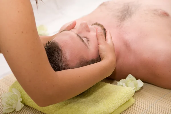 Людина в масаж — стокове фото