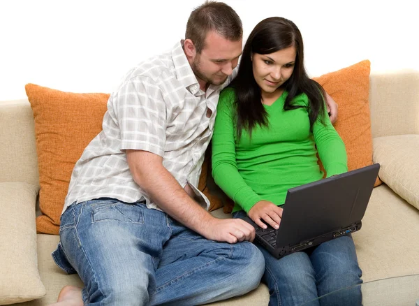 Casal com laptop — Fotografia de Stock