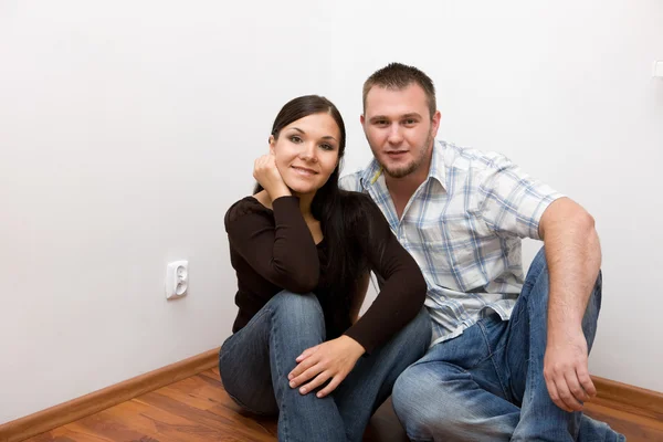 Szczęśliwa para w nowym domu — Zdjęcie stockowe