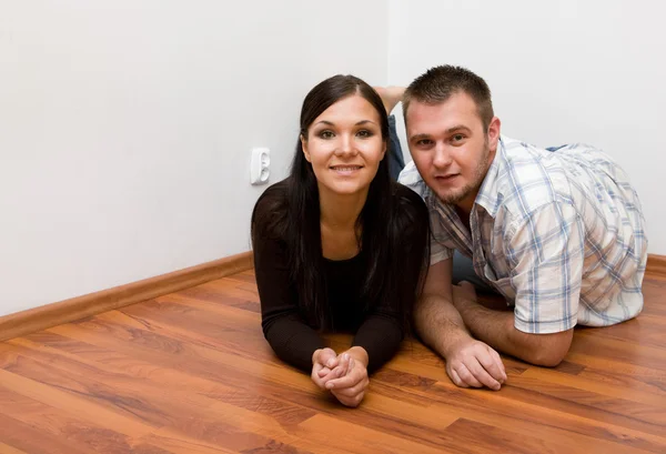 Szczęśliwa para w nowym domu — Zdjęcie stockowe
