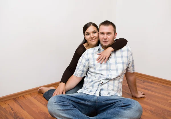 Счастливая пара в новом доме — стоковое фото