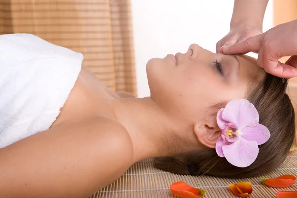 Kvinna i massage — Stockfoto