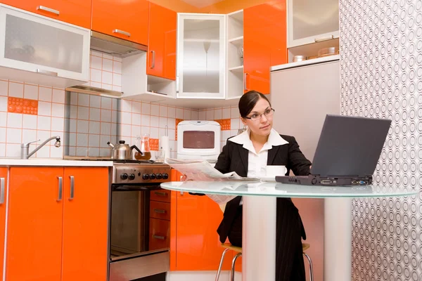 Geschäftsfrau in der Küche — Stockfoto