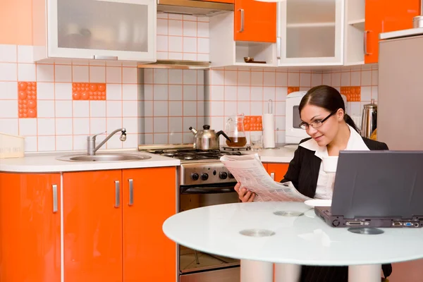 Geschäftsfrau in der Küche — Stockfoto