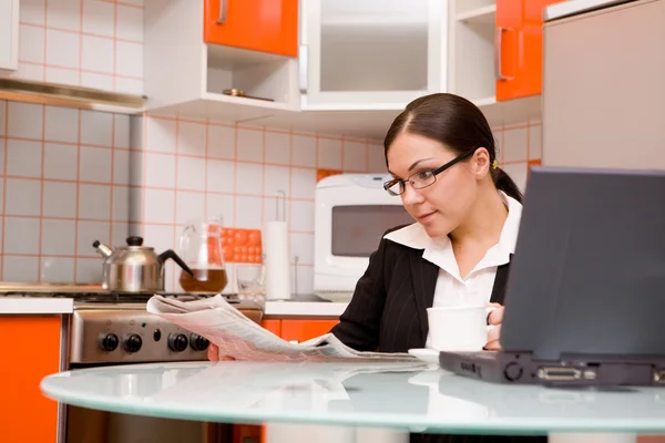 Businesswoman in kitchen — Stock Photo, Image