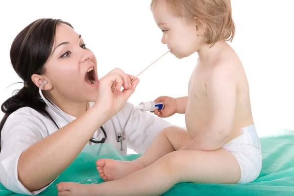 Bambina con pediatra — Foto Stock