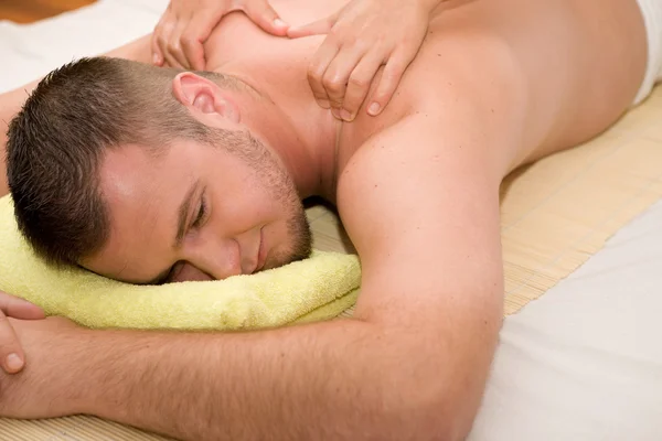 Mannen i massage — Stockfoto