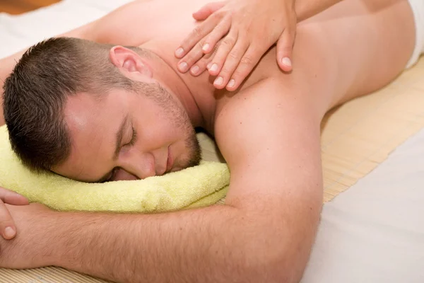 Uomo in massaggio — Foto Stock