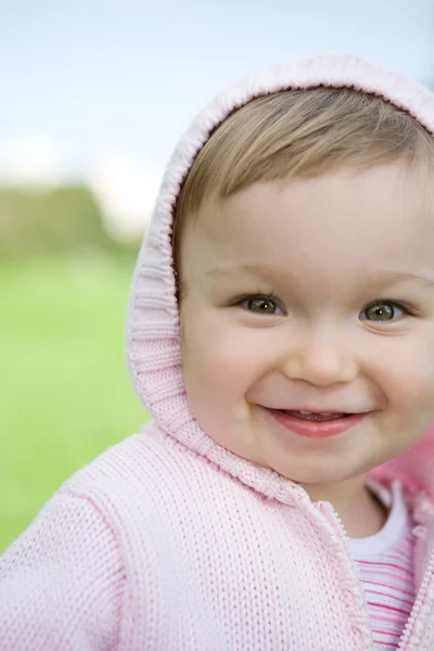 Vauva tyttö ulkona — kuvapankkivalokuva