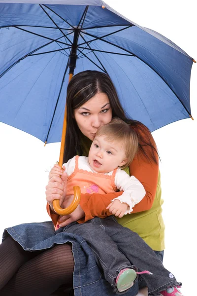 Сім'я з парасолькою — стокове фото