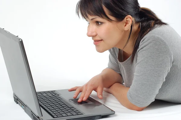 在笔记本电脑上工作的妇女 — 图库照片