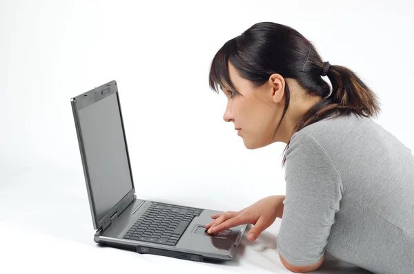 Frau arbeitet am Laptop — Stockfoto