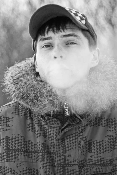 Homem fuma — Fotografia de Stock