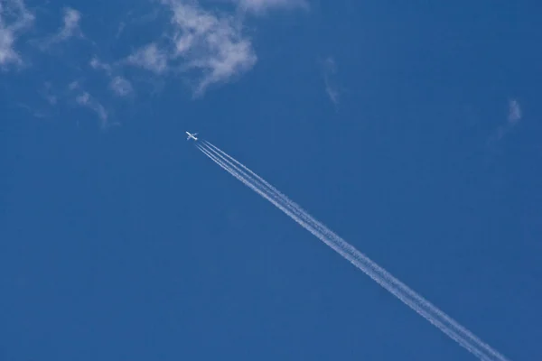 Самолет в небе — стоковое фото