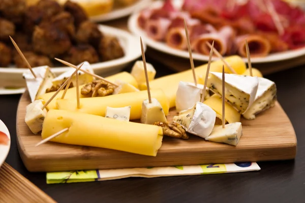 Жорсткий і синій сир на дерев'яній дошці — стокове фото