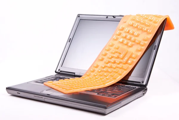 Laptop i elastyczna pomarańczowy klawiatury — Zdjęcie stockowe